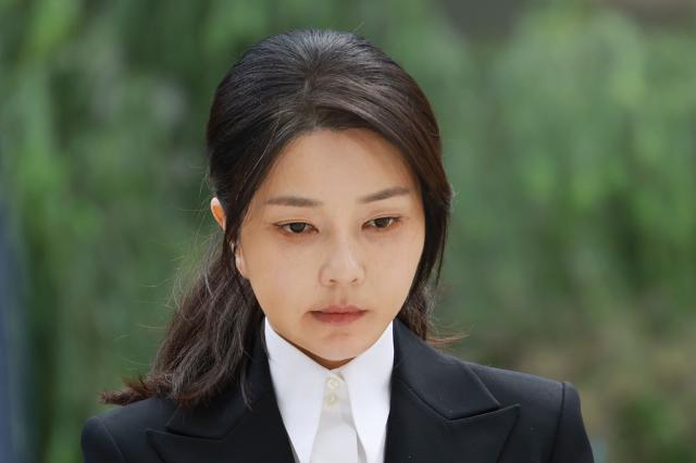 윤석열 전 대통령 배우자 김건희 여사가 6일 서울 종로구 KT광화문빌딩 웨스트에 마련된 민중기 특별검사팀 사무실에 피의자 신분으로 출석하고 있다사진연합뉴스