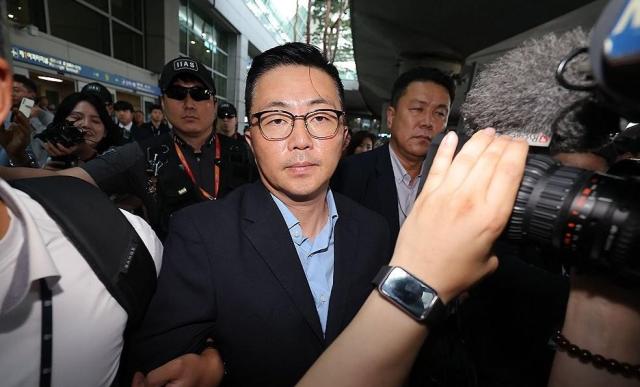 김건희 여사 일가의 집사로 지목된 김예성씨가 12일 인천국제공항 제1여객터미널을 통해 입국한 뒤 민중기 특별검사팀에 체포돼 이동하고 있다 사진연합뉴스