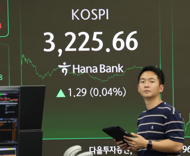 14일 서울 중구 하나은행 본점 딜링룸 현황판에 코스피지수 종가가 표시돼 있다 사진연합뉴스