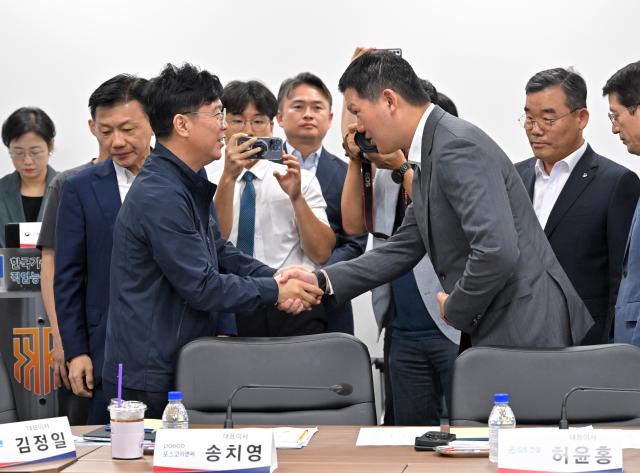 김영훈 고용노동부 장관이 14일 서울 중구 직업능력평가원에서 열린 중대재해 근절을 위한 20대 건설사 CEO 간담회에서 허윤홍 GS건설 대표와 악수하고 있다 2025814 공동취재