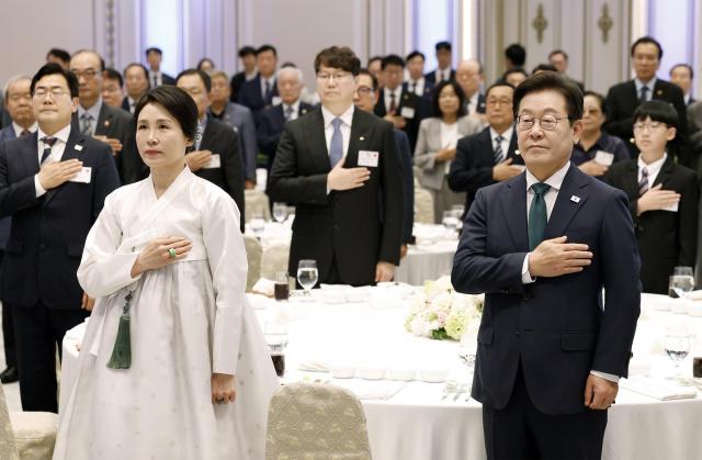 곽동신 한미반도체 회장이가운데 14일 청와대 영빈관에서 열린 광복 80주년 대통령의 초대 행사에 참석했다 사진한미반도체