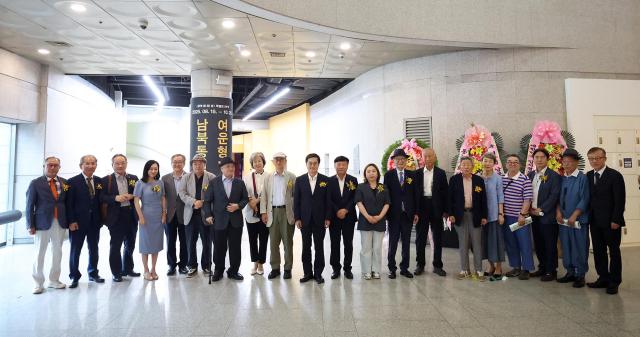 14일 오후 경기도박물관에서 열린 경기도박물관 ‘여운형남북통일의 길’ 전시 개막식에서 김동연 경기도지사 및 주요내빈 등이 기념촬영을 하고 있다 사진경기도