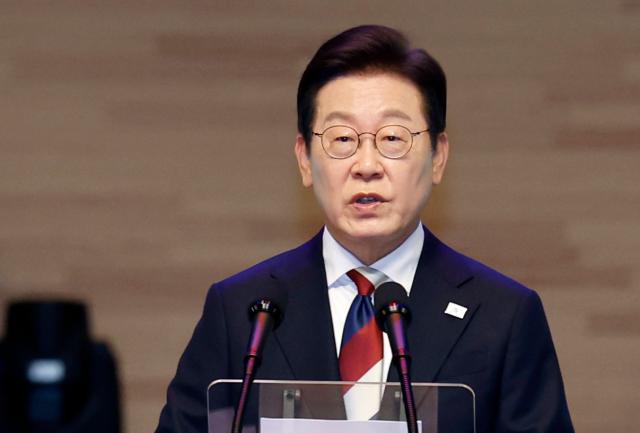 이재명 대통령이 15일 서울 세종문화회관에서 열린 80주년 광복절 경축식에서 경축사를 하고 있다 사진연합뉴스