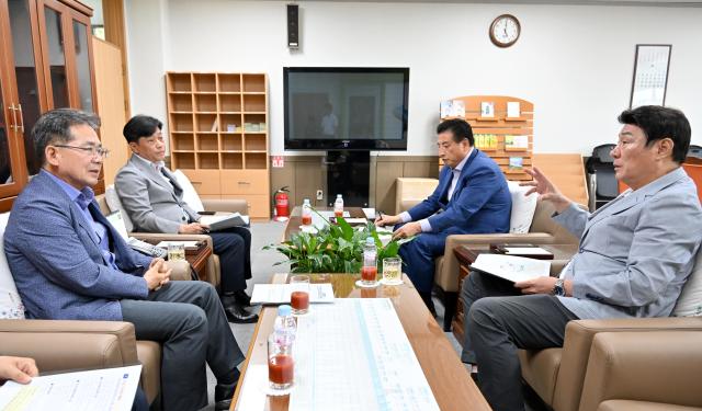 대구 군위군과 국민의힘 대구 동구·군위군을은 긴급 예산 정책협의회를 개최했으며 김진열 군수와 강대식 국회의원 박창석 대구시의원이 회동했다 사진대구군위군