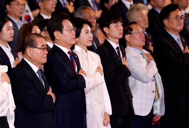 국기에 경례하는 이재명 대통령 부부
이재명 대통령과 김혜경 여사가 15일 서울 세종문화회관에서 열린 80주년 광복절 경축식에서 국기에 경례하고 있다 대통령실통신사진기자단