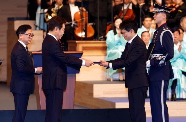 이재명 대통령 80주년 광복절 독립유공자 포상
이재명 대통령이 15일 서울 세종문화회관에서 열린 80주년 광복절 경축식에서 고故 김동하 선생의 손자 김정우 씨에게 대통령표창을 전달하고 있다 대통령실통신사진기자단