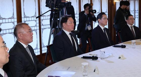 지난 4월 1일 한덕수 대통령 권한대행 국무총리 주재로 서울 종로구 삼청동 총리공관에서 경제안보전략TF 회의가 열렸다 정의선왼쪽부터 현대차 회장 최태원 SK그룹 회장 이재용 삼성전자 회장 구광모 LG그룹 회장이 발언을 경청하고 있다 사진연합뉴스