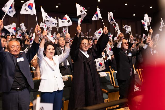 15일 오전 경기아트센터에서 김동연 경기도지사가 국내 외 독립유공자 후손 및 지역 사회 구성원 등과 만세삼창을 하고 있다 사진경기도