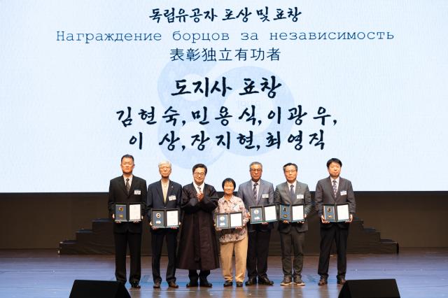 15일 오전 경기아트센터에서 열린 제80주년 광복절 경축식 행사에서 김동연 경기도지사가 포상 수여 후 기념촬영을 하고 있다 사진경기도