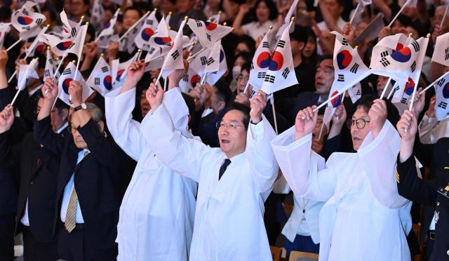 유정복 인천광역시장이 15일 아트센터인천에서 열린 제80주년 광복절 경축행사에서 참석자들과 만세삼창을 하고 있다 사진인천시