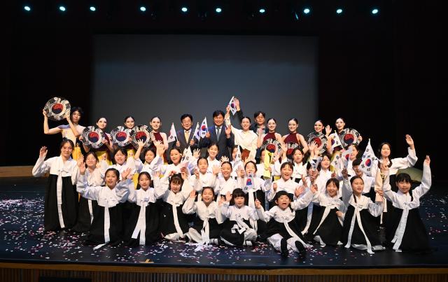 조용익 부천시장이 ‘부천시 광복 80주년 경축식’ 뮤지컬에 참여한 배우들과 기념사진을 촬영하고 있다 사진부천시