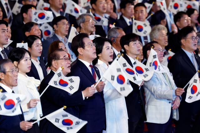 광복절 노래 제창하는 이재명 대통령 부부 사진연합뉴스