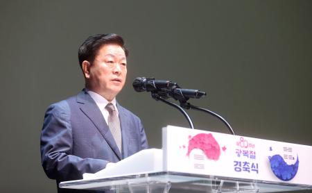 박승원 시장이 광복절 경축식에서 축사를 하고 있다사진광명시