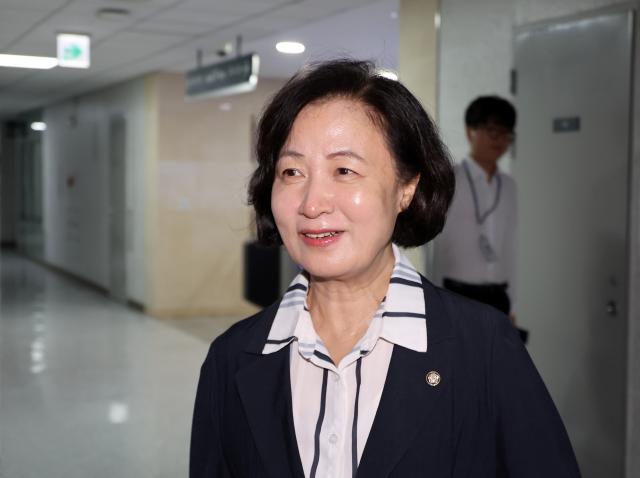 주식 차명거래 의혹에 휘말린 이춘석 의원의 사임으로 공석이 된 국회 법제사법위원회 위원장에 내정된 더불어민주당 추미애 의원이 6일 서울 여의도 국회 의원회관 내 자신의 의원실로 들어가고 있다사진연합뉴스