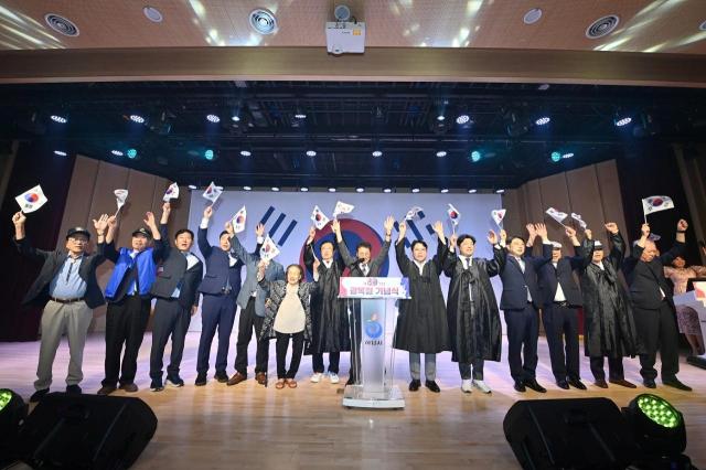  15일 시청 별관 대강당에서 열린 제80주년 광복절 기념식에서 참석자들이 태극기를 들고 만세삼창을 하고 있다 사진하남시