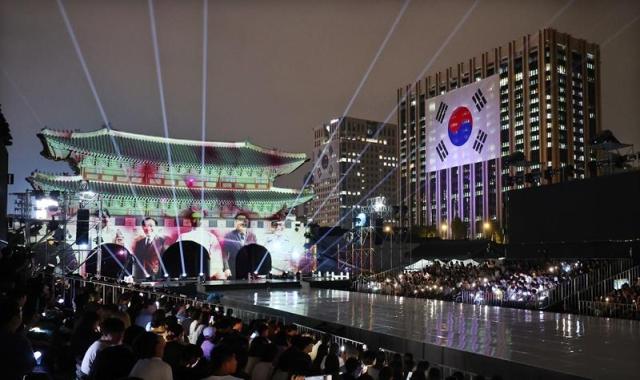 14일 서울 경복궁 흥례문광장에서 열린 광복 80년 전야제 우리는 빛이다 행사에서 미디어아트가 펼쳐지고 있다 사진연합뉴스DB