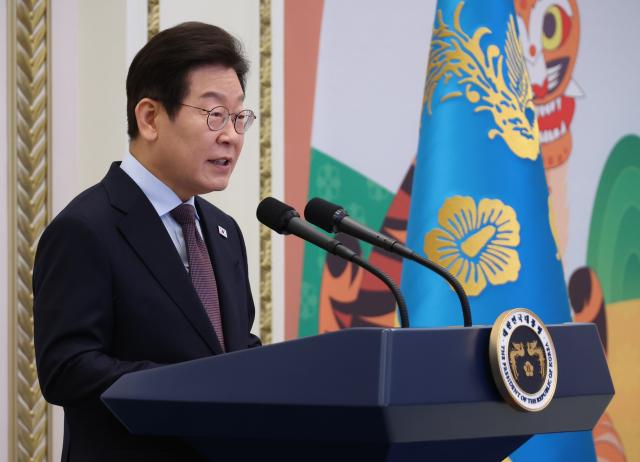 이재명 대통령이 15일 청와대 영빈관에서 열린 대통령의 초대 주한외교단 만찬에서 발언하고 있다 이날 행사에는 주한외교단을 비롯해 이 대통령 특사단 단장 국회 외통위 위원 관계부처 장관 경제단체장 등이 참석했다사진연합뉴스