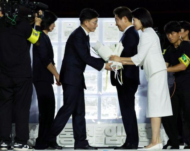 이재명 대통령과 김혜경 여사가 15일 서울 세종대로 광화문광장에서 열린 제21대 대통령 국민임명식 광복 80년 국민주권으로 미래를 세우다 행사에서 국민 대표인 이국종 국군대전병원장으로부터 빛의 임명장을 받고 있다 사진연합뉴스