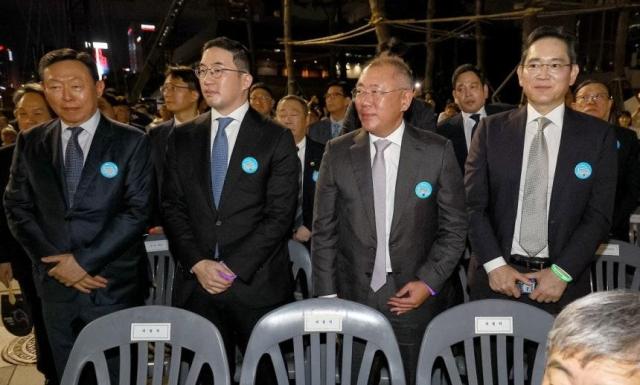 15일 서울 세종대로 광화문광장에서 열린 제21대 대통령 국민임명식 광복 80년 국민주권으로 미래를 세우다 행사에 기업인들이 참석해 있다 오른쪽부터 이재용 삼성전자 회장 정의선 현대차그룹 회장 구광모 LG그룹 회장 신동빈 롯데그룹 회장 사진연합뉴스