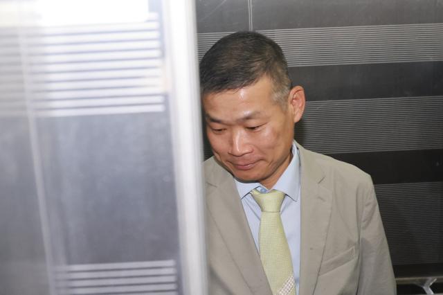 김동혁 전 국방부 검찰단장이 지난 15일 피의자 신분으로 조사받기 위해 서울 서초구 순직해병특별검사팀에 출석하고 있다
    특검팀은 지난 13일 김 전 단장을 불러 조사한 바 있다 사진연합뉴스