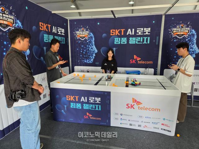 올해 행사의 부대 행사 공간은 경기가 펼쳐지는 제천체육관 외에 위치한 별도 대형 텐트에 마련됐다 텐트 내부에서는 각종 정식 종목 체험을 포함한 다채로운 부스 구성을 만나볼 수 있다사진선재관 기자