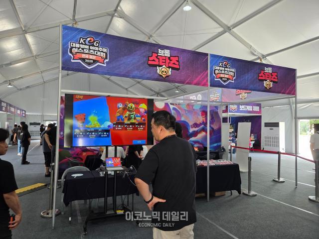 올해 행사의 부대 행사 공간은 경기가 펼쳐지는 제천체육관 외에 위치한 별도 대형 텐트에 마련됐다 텐트 내부에서는 각종 정식 종목 체험을 포함한 다채로운 부스 구성을 만나볼 수 있다사진선재관 기자