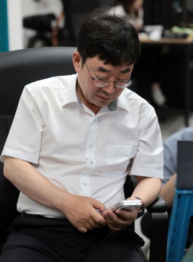 유튜브 채널 ‘신의 한수’ 운영자 신혜식 대표가 지난 13일 서울 마포구 사무실에서 윤석열 정부 시절 대통령실의 민간인 시위대 동원 의혹과 관련해 서울경찰청 안보수사과에 임의제출 할 휴대전화를 들고 있다 사진연합뉴스
