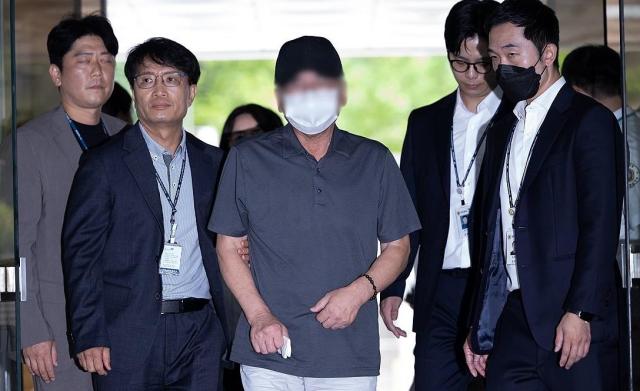 9명의 사망자를 낸 서울 시청역 역주행 사고 가해 차량 운전자 차모 씨가 구속 전 피의자 심문영장실질심사을 받기 위해 30일 오전 서초구 서울중앙지법으로 들어서고 있다 사진연합뉴스