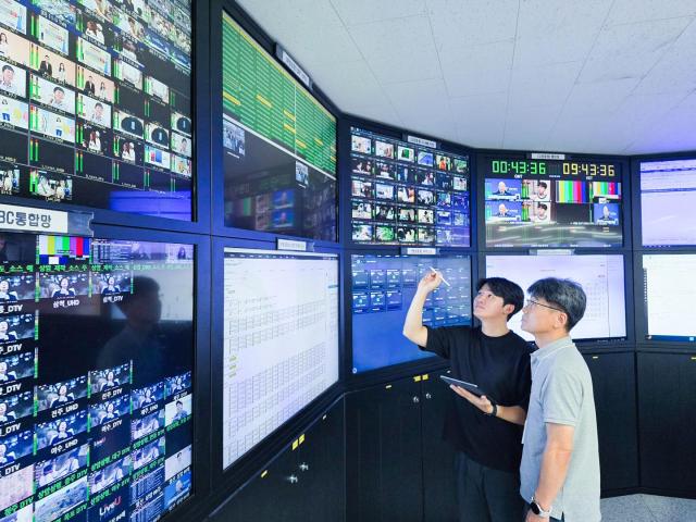 LG유플러스 임직원이 IPTV 서비스 상황을 점검하고 있다 사진LG유플러스