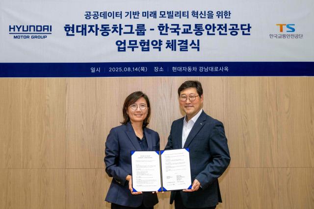 왼쪽부터 김수영 현대차·기아 모빌리티사업실장 상무 민승기 한국교통안전공단 모빌리티교통안전본부장 이사가 기념 촬영을 하는 모습 사진현대차