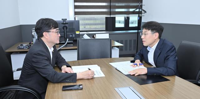 김정기 대구광역시장 권한대행 행정부시장이 임기근 기획재정부 제2차관을 만나 핵심 현안 사업에 대한 정부 지원을 건의했다 사진대구시