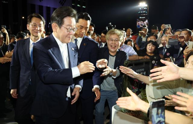 이재명 대통령이 15일 서울 광화문광장에서 열린 제21대 대통령 국민임명식 행사에서 시민들과 인사하고 있다 사진연합뉴스