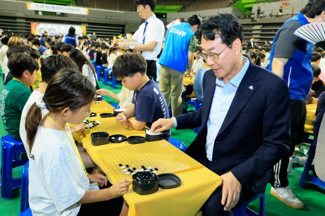 정명근 화성특례시장이 대회 참가한 소녀 기사와 대국을 하고 있다 사진화성시