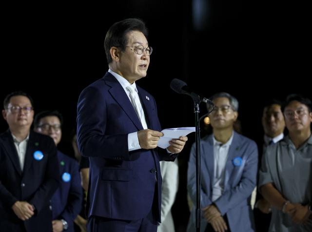 이재명 대통령이 15일 서울 세종대로 광화문광장에서 열린 제21대 대통령 국민임명식 광복 80년 국민주권으로 미래를 세우다 행사에서 국민 대표로부터 빛의 임명장을 받은 뒤 대국민 감사 인사를 전하고 있다 사진연합뉴스