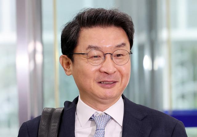 이억원 금융위원장 후보자가 14일 서울 중구 예금보험공사에 마련된 인사청문회 준비 사무실로 첫 출근하고 있다 사진연합뉴스