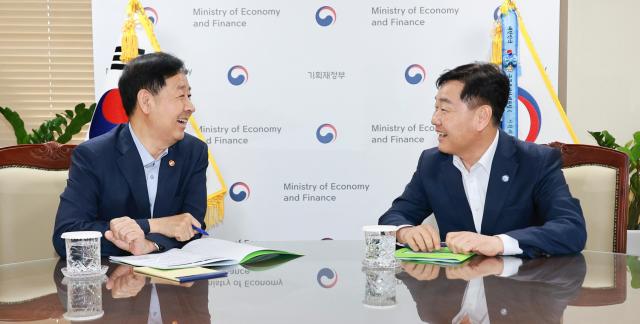 김관영 전북특별자치도지사오른쪽가 구윤철 경제부총리를 만나 핵심사업들의 예산 반영을 위한 협조를 구하고 있다사진전북특별자치도