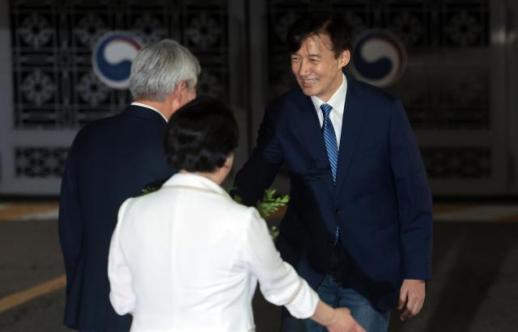 조국, DJ묘역 참배로 정치 재개 신호탄…與 지형 격변하나