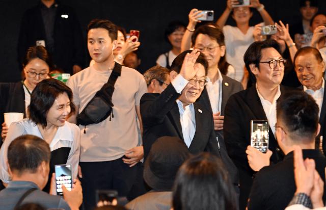 이재명 대통령과 김혜경 여사가 17일 서울 용산CGV 독립군끝나지 않은 전쟁 상영관에서 관객들에게 인사하고 있다 대통령 오른쪽은 배우 조진웅 사진연합뉴스