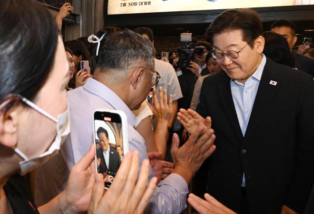 이재명 대통령이 17일 서울 용산CGV에서 독립군끝나지 않은 전쟁 관람 후 시민들과 인사하고 있다 사진연합뉴스
