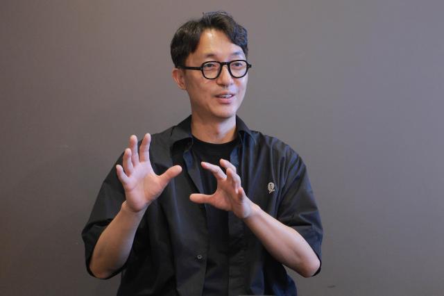 박상목 아커드 총괄팀장이 7일 서울 중구 아커드 쇼룸에서 아주경제신문과 인터뷰하고 있다 박 팀장은 작업복은 산업안전의 기본이라고 강조했다 사진유대길 기자 dbeorlf123ajunewscom