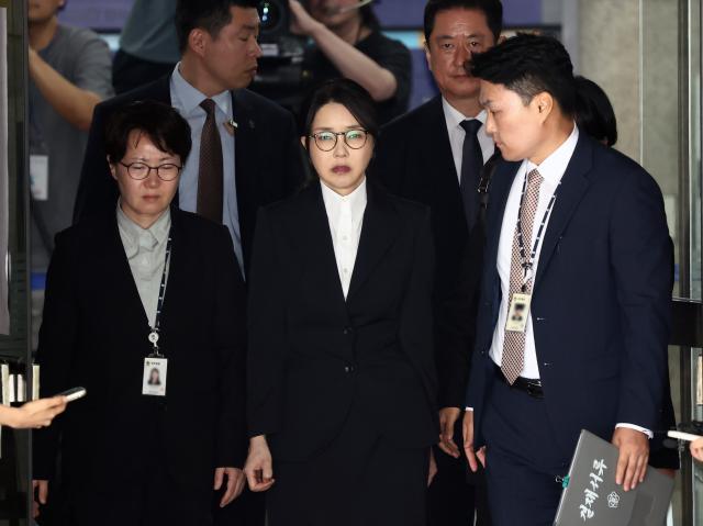 영장심사 마친 김건희 여사
서울연합뉴스 윤석열 전 대통령 부인 김건희 여사가 12일 구속 전 피의자 심문영장실질심사을 마친 뒤 서울 서초구 서울중앙지법을 나서고 있다 2025812 사진공동취재단
photoynacokr2025-08-12 153319
저작권자 ⓒ ㈜연합뉴스 무단 전재 재배포 금지 AI 학습 및 활용 금지저작권자 ⓒ ㈜연합뉴스 무단 전재 재배포 금지 AI 학습 및 활용 금지