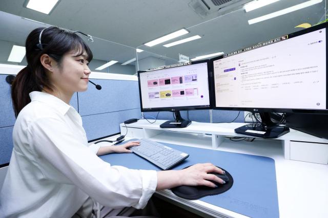 LG유플러스가 고객 편의 향상을 위해 ARS자동응답시스템 메뉴 맞춤 제공 서비스를 도입했다고 18일 밝혔다 사진은 LG유플러스 상담사가 고객 문의에 응대하고 있는 모습 사진LG유플러스
