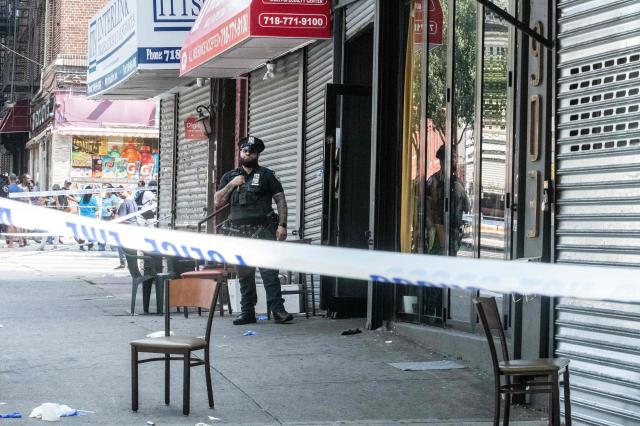뉴욕 경찰국NYPD 소속 경찰관 한 명이 브루클린 자치구 크라운하이츠 지역에 위치한 ‘테이스트 오브 더 시티’ 라운지에서 발생한 총격 사건을 수사하고 있다 사진AFP연합뉴스