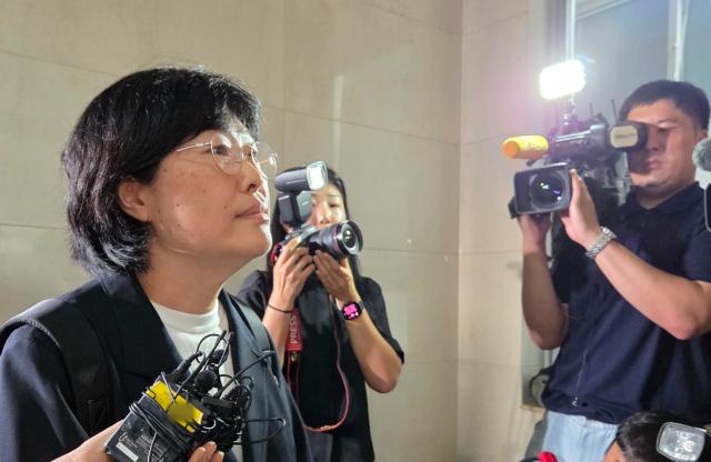 채상병 순직 사건 수사 외압·은폐 의혹의 주요 인물 중 한 명인 유재은 전 국방부 법무관리관이 18일 피의자 신분으로 조사받기 위해 서울 서초구 순직해병특별검사팀에 출석하고 있다사진연합뉴스