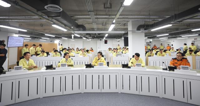 18일 오전 경기도청 전시종합상황실에서 김동연 경기도지사 부지사 경기도소방재난본부장 등이 참석한 가운데 2025년 을지연습 최초 상황보고 회의가 열리고 있다 사진경기도
