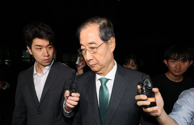 한덕수 전 국무총리가 지난달 2일 서울 서초구 서울고검에서 내란특검 조사를 받은 뒤 청사를 떠나는 모습 사진연합뉴스
