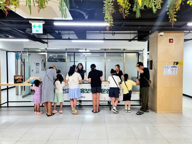 삼척 청년몰 3층에서 보드게임 홍보부스와 함께 인기 보드게임 스플렌더 대회를 성황리에 운영 사진삼척상공회의소