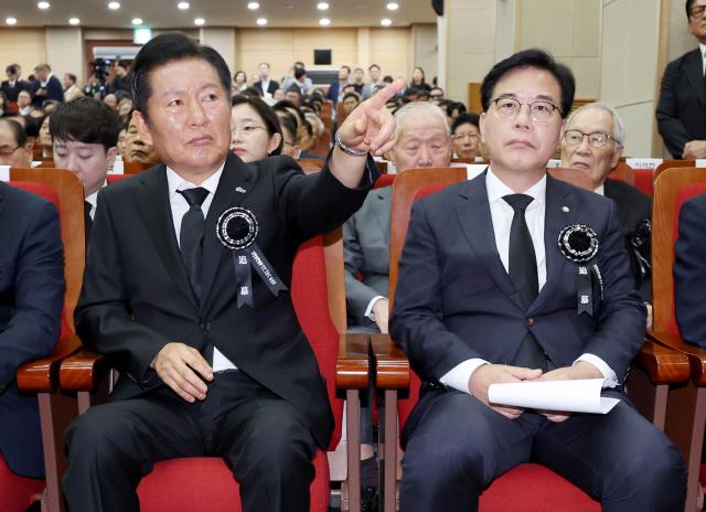 왼쪽정청래 더불어민주당 대표와 송언석 국민의힘 비상대책위원장 겸 원내대표가 18일 서울 동작구 국립서울현충원 현충관에서 열린 고故 김대중 전 대통령 서거 16주기 추모식에서 자리에 앉아 있다 사진연합뉴스