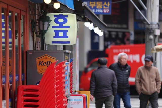 韩国二季度酒馆销售额下滑近一成 高利率环境下49万个体户被迫停业