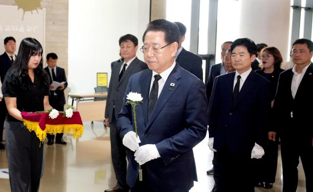 전라남도는 김대중 대통령 서거 16주기를 맞아 18일 목포 김대중노벨평화상기념관에서 150여 명이 참석한 가운데 추모식을 개최했다사진전남도
